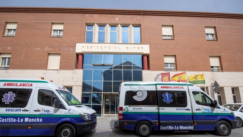 19/03/2020.- Dos ambulancias con personal médico llegan a la residencia en Tomelloso (Toledo) este jueves donde 14 ancianos han muerto en las últimas horas víctimas del coronavirus. EFE/Ismael Herrero