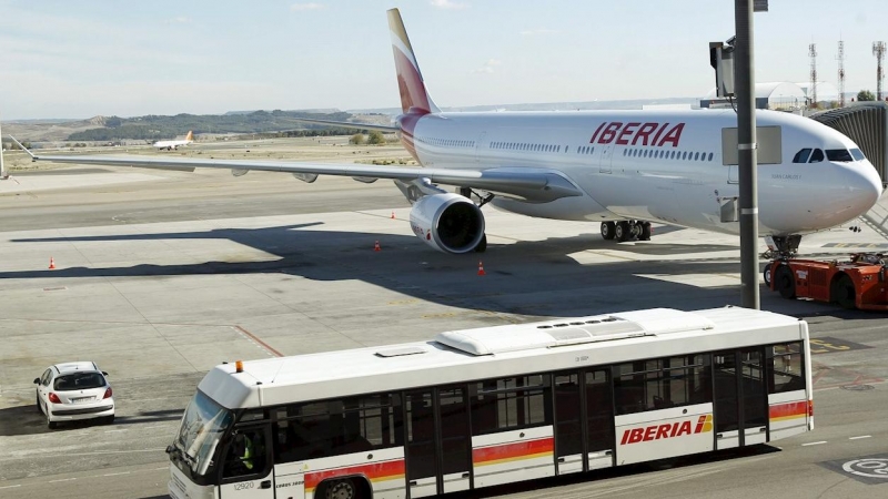 Avión de Iberia, en la T4 del aeropuerto de Barajas. EFE/J.J.Guillen