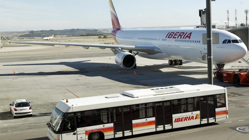 Avión de Iberia, en la T4 del aeropuerto de Barajas. EFE/J.J.Guillen