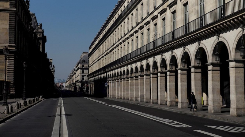 Un hombre camina por una solitaria Rue de Rivoli, junto al Mueso del Louvre,en París. EFE/EPA/Julien de Rosa