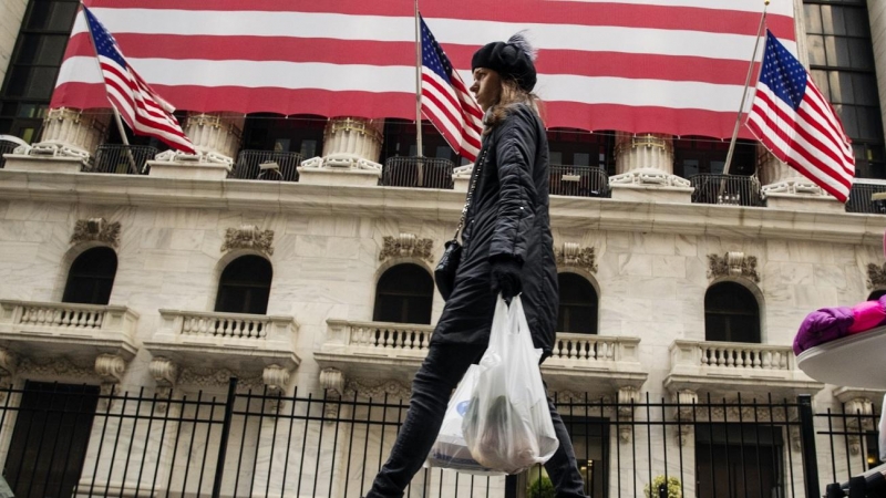 18/03/2020 Una mujer con bolsas de la compra en Nueva York (Estados Unidos). / REUTERS - LUCAS JACKSON