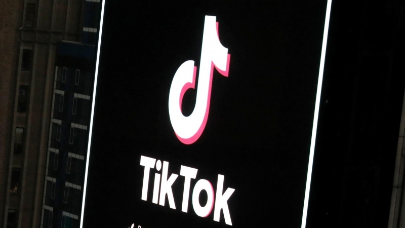 El logotipo de TikTok en una pantalla de Times Square en la ciudad de Nueva York. REUTERS/Andrew Kelly