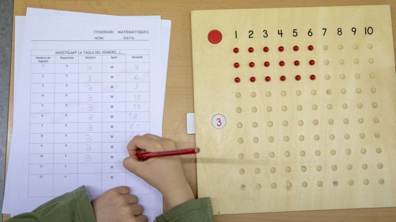 Fotografia d'un nen aprenent la taula de multiplicar de el 3 - Departament d'Educació.