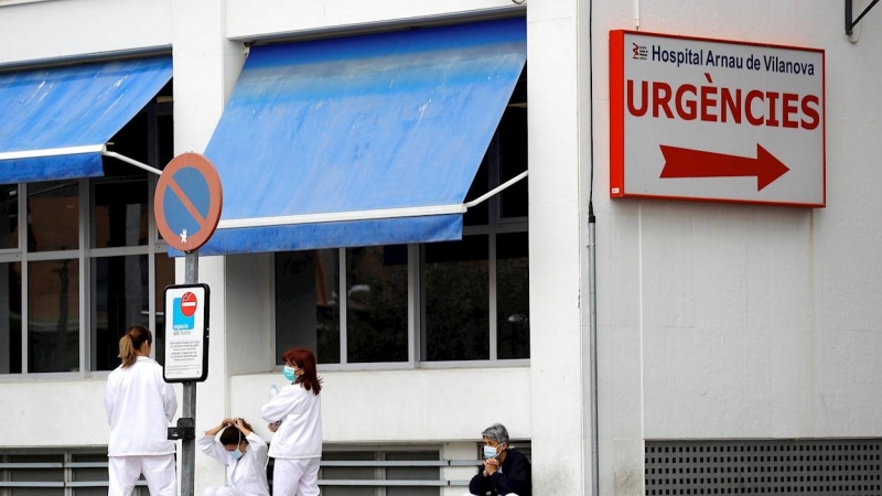 Personal sanitario del Hospital Arnau de Vilanova descansa unos minutos ante la puerta de urgencias, hoy durante el sexto día del estado de alarma decretado por el Gobierno.EFE/ Manuel Bruque