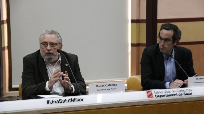 El secretari de Salut Pública, Joan Guix, i el director general de Professionals de la Salut del Departament de Salut, Marc Ramentol, en roda de premsa el 5/03/2020. Blanca Blay | ACN