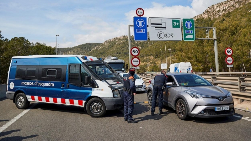 GRAFCAT3288. SITGES (BARCELONA) (ESPAÑA), 20/03/2020.- Los Mossos d'Esquadra realizan un control de vehículos, en el peaje de Sitges , para velar por el cumplimiento del confinamiento, este viernes durante la sexta jornada en estado de alarma por la pande