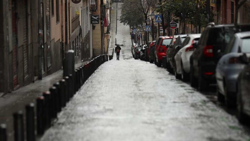 El madrileño barrio de Malasaña amanecía desierto este sábado, séptima jornada de estado de alarma para frenar la pandemia del coronavirus. EFE/Kiko Huesca