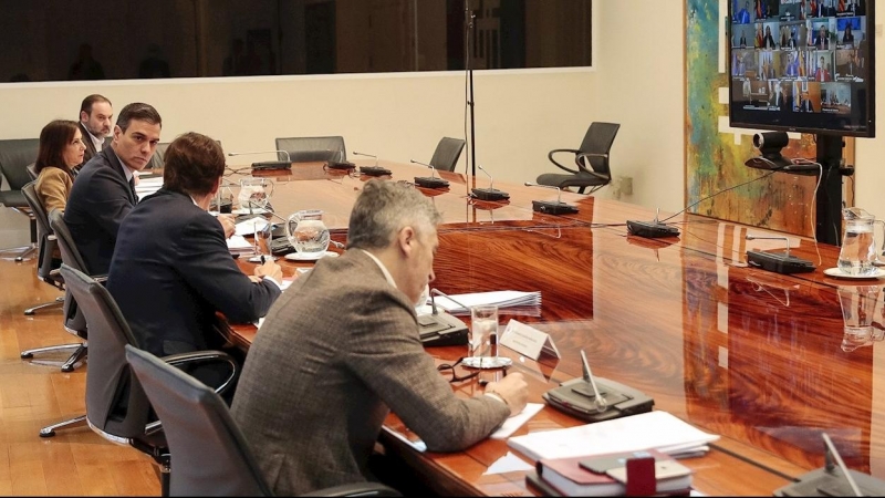 El presidente del Gobierno español, Pedro Sánchez (3-i), mantiene una videoconferencia con los presidentes autonómicos para abordar la crisis del coronavirus acompañado por los ministros de Interior, Fernando Grande-Marlaska (d); Sanidad, Salvador Illa (2