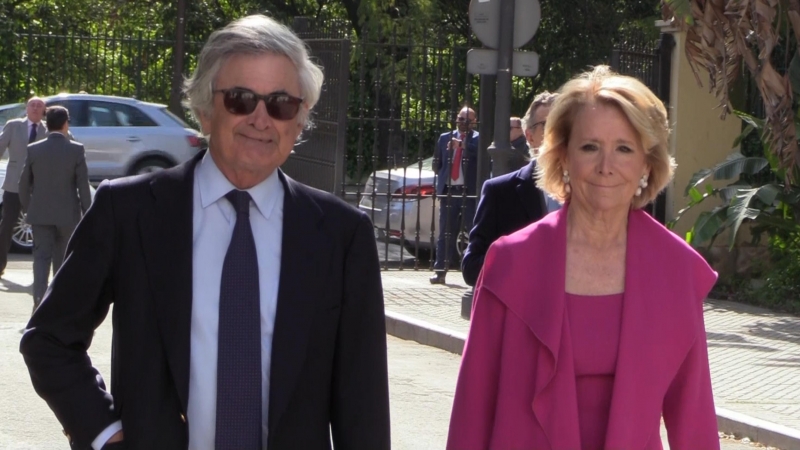 Esperanza Aguirre y su marido reciben el alta hospitalaria