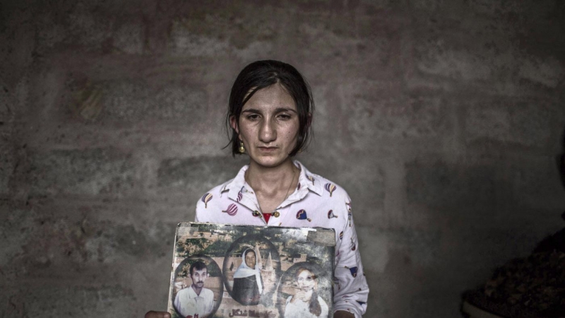 Sharihan muestra fotos donde aparece ella junto a su hermano y su madre, asesinada por el Estado Islámico, en una habitación de su casa en Sinune. JM LÓPEZ
