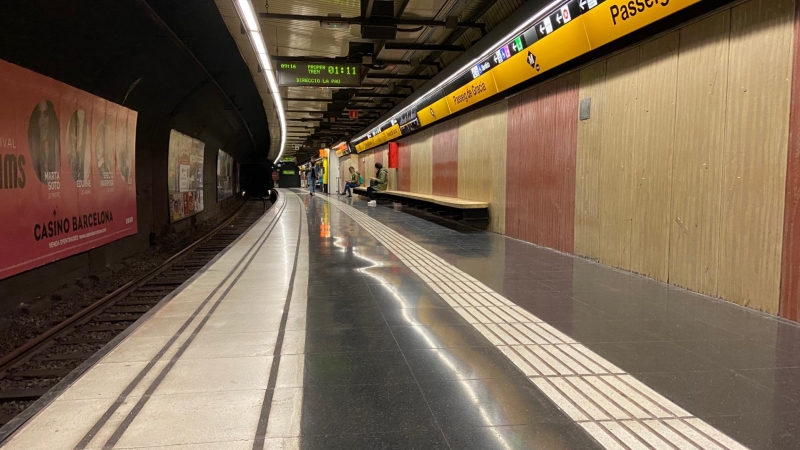 Imatge de l'andana de l'estació de metro de Passeig de Gràcia, gairebé buida. ACN