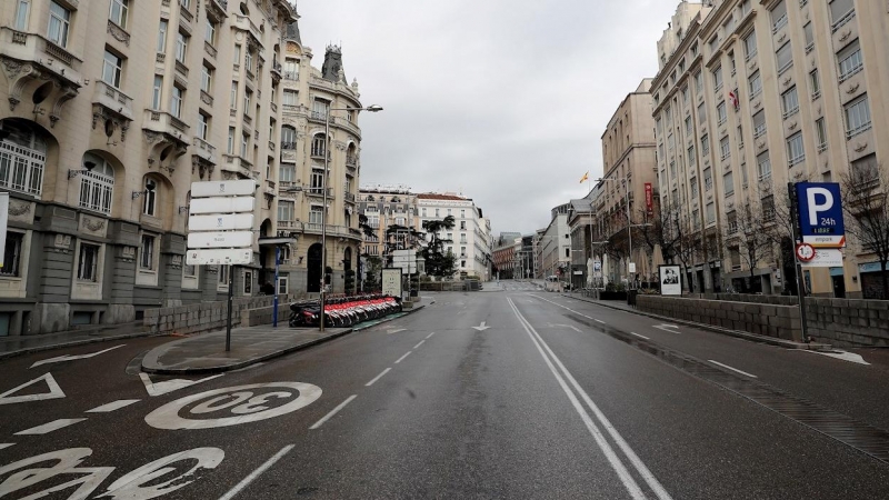 La carrera de San Jerónimo vacía de vehículos y personas este lunes en Madrid en el que los españoles encaran una nueva semana de confinamiento. /EFE