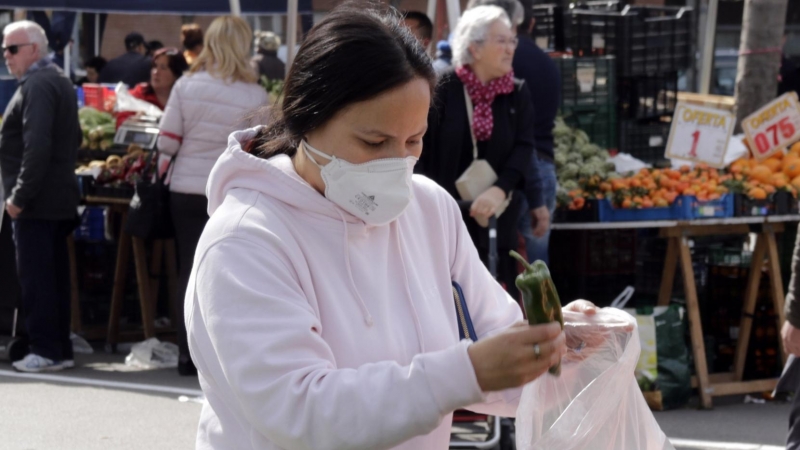 Una compradora amb mascareta al mercat dels dissabtes de Lleida. ANNA BERGA / ACN