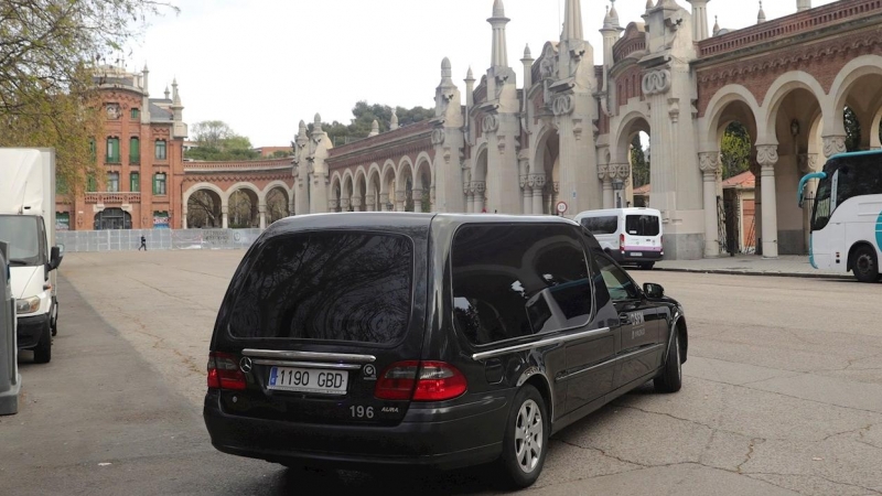 Un coche fúnebre llega al cementerio de La Almudena, en Madrid. /EFE
