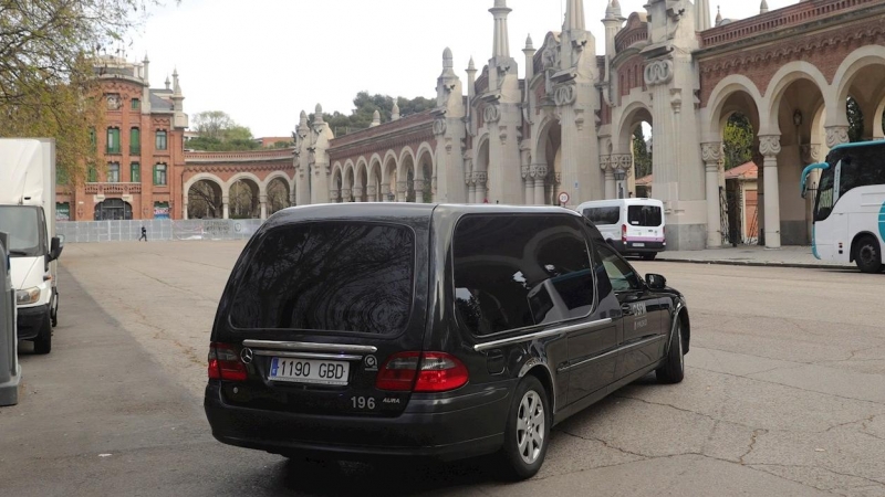 Un coche fúnebre llega al cementerio de La Almudena, en Madrid. /EFE