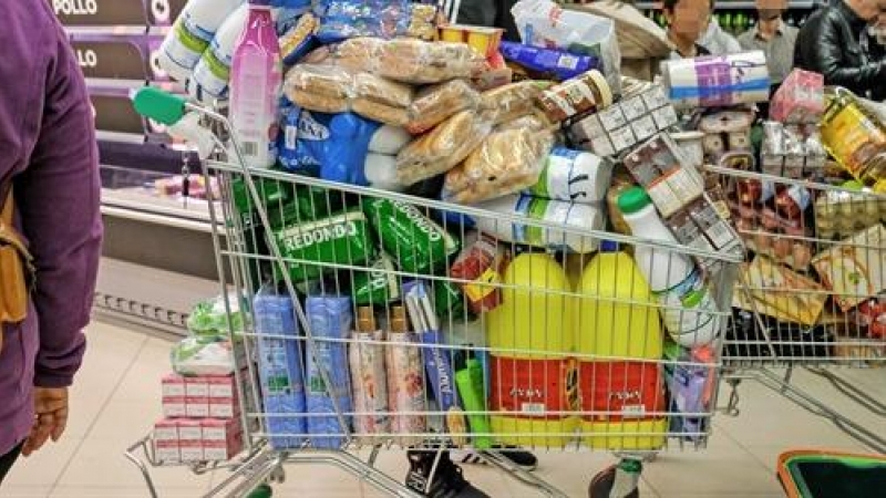 Un cliente realiza la compra en un supermercado un día marcado por colas de gente deseosas de hacer acopio de alimentos y otros productos debido al avance del coronavirus en España. Europa Press/Jesús Hellín