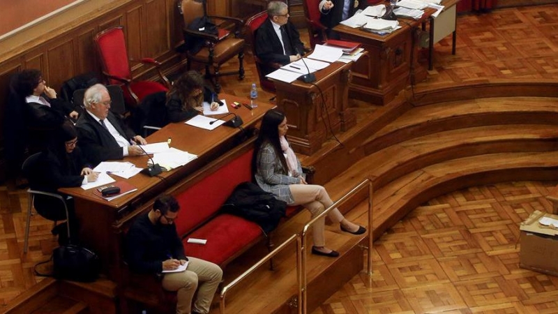 16/03/2020.- El fiscal Félix Martín (d), durante su intervención en el juicio por el llamado 'crimen de la Guardia Urbana'. / EFE/Quique García