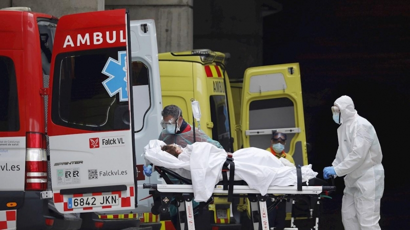 Personal sanitario recibe a una enferma en la entrada de Urgencias del Hospital de Bellvitge, en Barcelona. /EFE