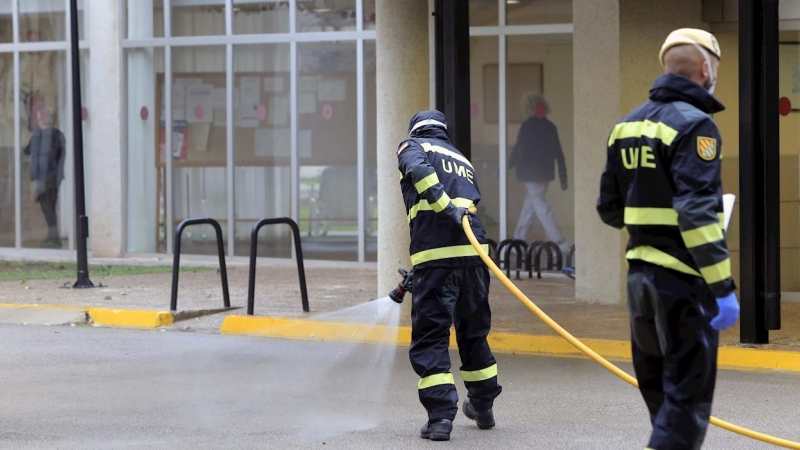 20/03/2020.- La Unidad Militar de Emergencias (UME) está procediendo a la desinfección de varias residencias de mayores. / EFE