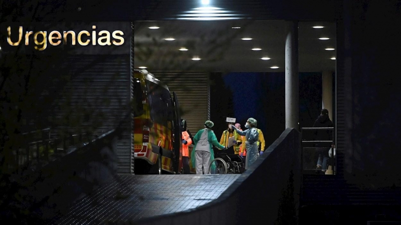 Vista general del exterior de las Urgencias del hospital Príncipe de Asturias de Alcalá de Henares, este sábado, séptimo día del estado de alarma por la crisis del coronavirus. EFE/FERNANDO VILLAR