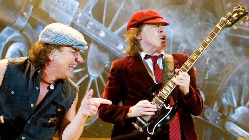 El cantante Brian Jhonson tuvo que dejar AC/DC por su sordera. / REUTERS