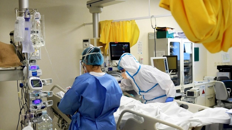 Un médico y una enfermera atienden a un paciente en un hospital dedicado en exclusiva al coronavirus en Milán. /EFE