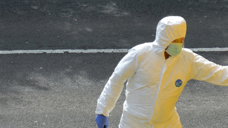 Imagen de un paramédico con una mascarilla en Cheshunt, Reino Unido. REUTERS