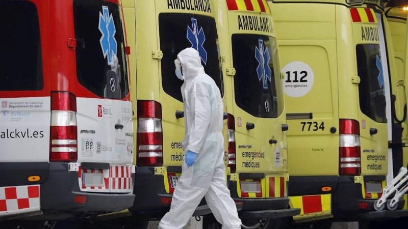 Un sanitario en la entrada de Urgencias del Hospital de Bellvitge, en Barcelona | EFE