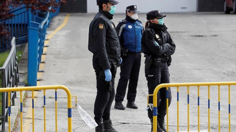 Miembros de la policía a las puertas de la morgue que ha sido instalada en el Palacio de Hielo, un centro comercial con pista de patinaje, en Madrid este martes. EFE/Chema Moya