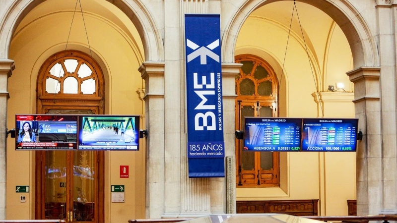 El logo de BME entre dos monitores de información en el patio de negociación de la Bolsa de Madrid. E.P.