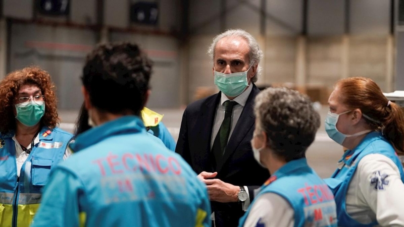 El consejero de Sanidad de la Comunidad de Madrid, Enrique Ruiz Escudero, conversa con personal sanitario de IFEMA. EFE