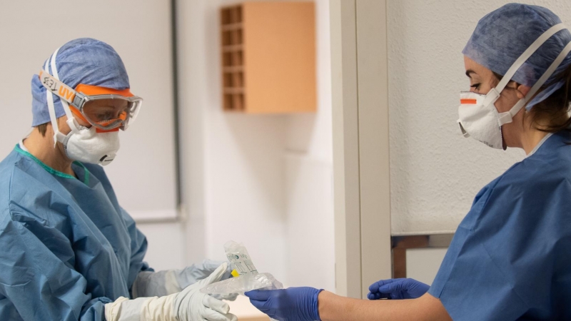 Una professional sanitària entrega una mostra per fer la prova del coronavirus a l'Hospital Clínic. / FRANCISCO AVIA - HOSPITAL CLÍNIC