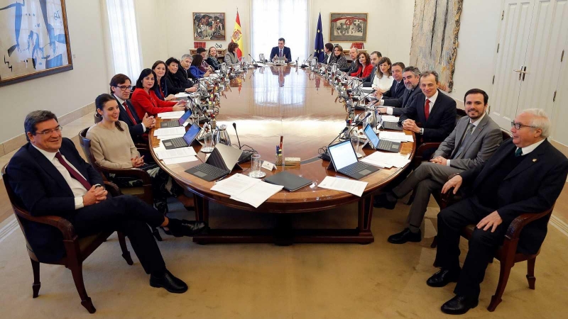 Los miembros del Ejecutivo alrededor de la mesa del Consejo de Ministros. EFE/ EMILIO NARANJO