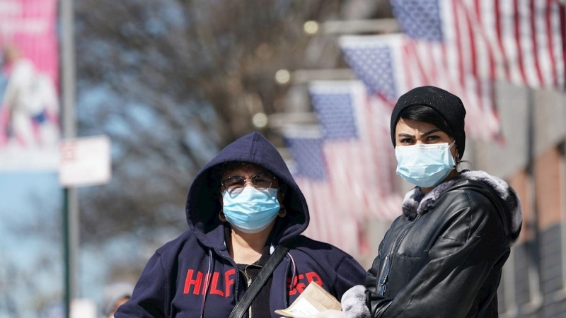 Gente con mascarillas en el Hospital Elmhurst en el distrito de Queens, en Nueva York(EE.UU.) EFE/Bryan R. Smith