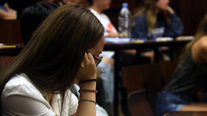 Una noia esperant començar l'examen de llengua castellana i literatura de la selectivitat, el passat setembre. ELISENDA ROSANAS / ACN