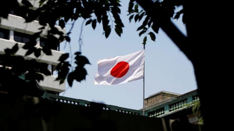 Una bandera japonesa ondea sobre el edificio del Banco de Japón en Tokio. REUTERS/Toru Hanai