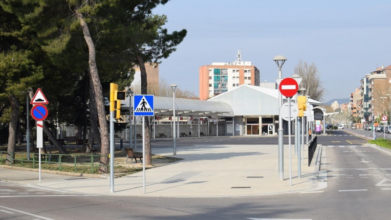 L'estació d'autobusos i de tren d'Igualada, buida de vehicles i passatgers pel confinament de la ciutat. EVA BLECHOVÁ / ACN