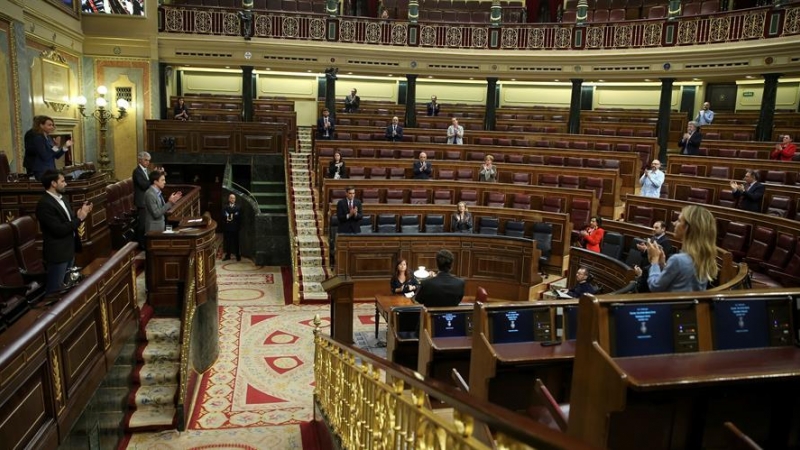 25/03/2020.- La presidenta del Congreso, Meritxell Batet (i), ha interrumpido brevemente el pleno del Congreso de este miércoles para que los diputados aplaudan también el trabajo y la entrega de los profesionales sanitarios. Además de la convalidación de