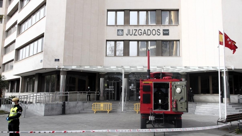 Un militar de la UME vigila fuera de los juzgados de Plaza Castilla. E.P./Eduardo Parra