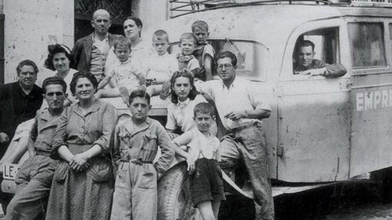Catalina García, la primera conductora de autobús en España, junto a su familia.