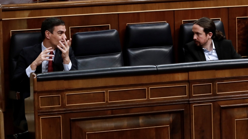 El presidente del Gobierno, Pedro Sánchez, y el vicepresidente de Derechos Sociales Pablo Iglesias, durante el pleno del Congreso que debate la prórroga del estado de alarma. EFE/Mariscal POOL