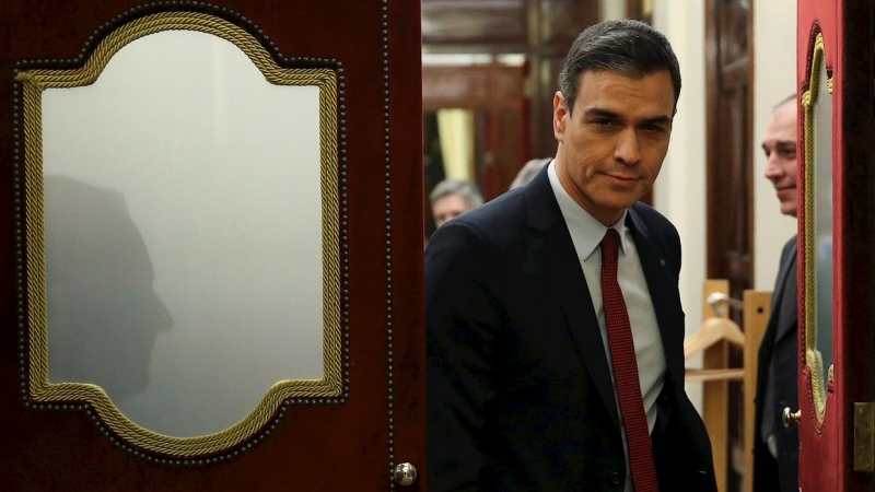 El presidente del Gobierno, Pedro Sánchez, a su llegada al hemiciclo en el Congreso de los Diputados, donde se celebra el debate de la prórroga del estado de alarma. EFE/Mariscal