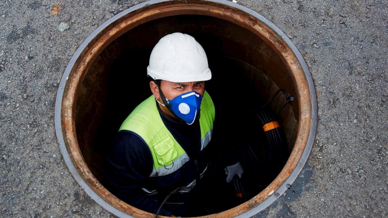 Un trabajador de mantenimiento de redes telefónicas trabaja en el subsuelo de la Gran Vía de Hospitalet (Barcelona). EFE/Alejandro García