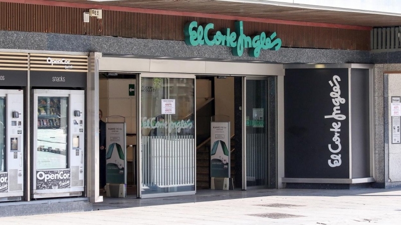 Entrada de uno de los establecimientos de El Corte Inglés, en Madrid. E.P.