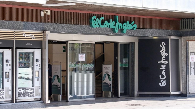 Entrada de uno de los establecimientos de El Corte Inglés, en Madrid. E.P.