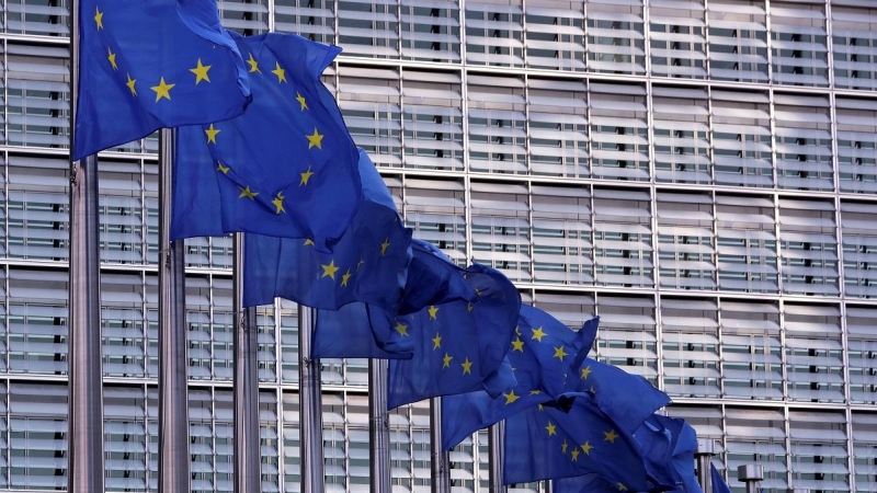 Banderas de la Unión Europea ondean frente a la sede de la Comisión Europea en Bruselas. REUTERS