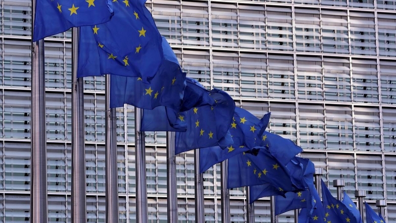 Banderas de la Unión Europea ondean frente a la sede de la Comisión Europea en Bruselas. REUTERS