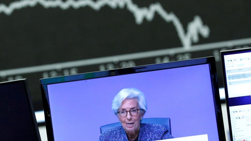 Un monitor de televisión en el patio de negociación de la Bolsa de Fráncfort, en el que se ve una de las ruedas de prensa de la presidenta del BCE, Christine Lagarde, tras la reunión del Consejo de Gobierno de la entidad. REUTERS/Ralph Orlowski