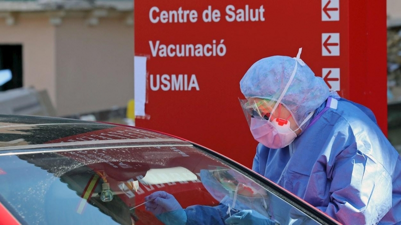 Miembros del hospital de la Malvarrosa, en Valencia, realizan test rápidos a las puertas del centro sanitario y sin que los conductores bajen del vehículo.EFE/ Ana Escobar