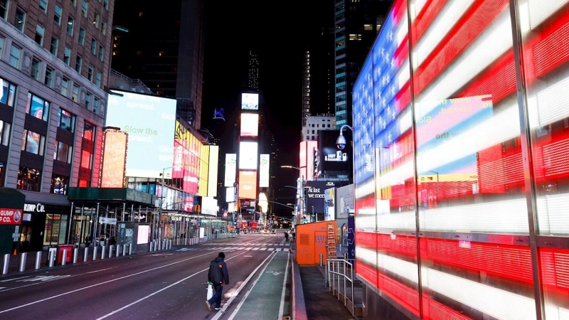 Una persona camina cerca de Times Square, en Nueva York, que estos días presenta un aspecto desolador y vacío. /EFE